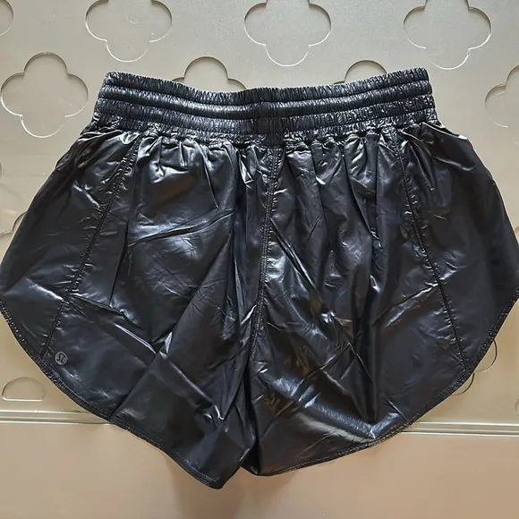 🆕 LULULEMON Hotty Hot High-Rise Lined Short 4&quot;Matte Sheen NWT Black Size 8