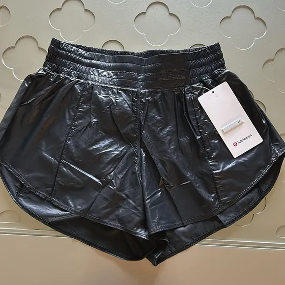 🆕 LULULEMON Hotty Hot High-Rise Lined Short 4&quot;Matte Sheen NWT Black Size 8