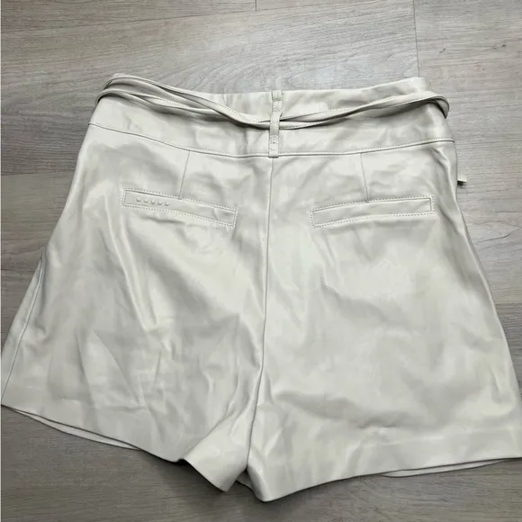 Blank NYC Alabaster Faux Leather High Rise Paperbag Shorts, Beige, size 29 NWT