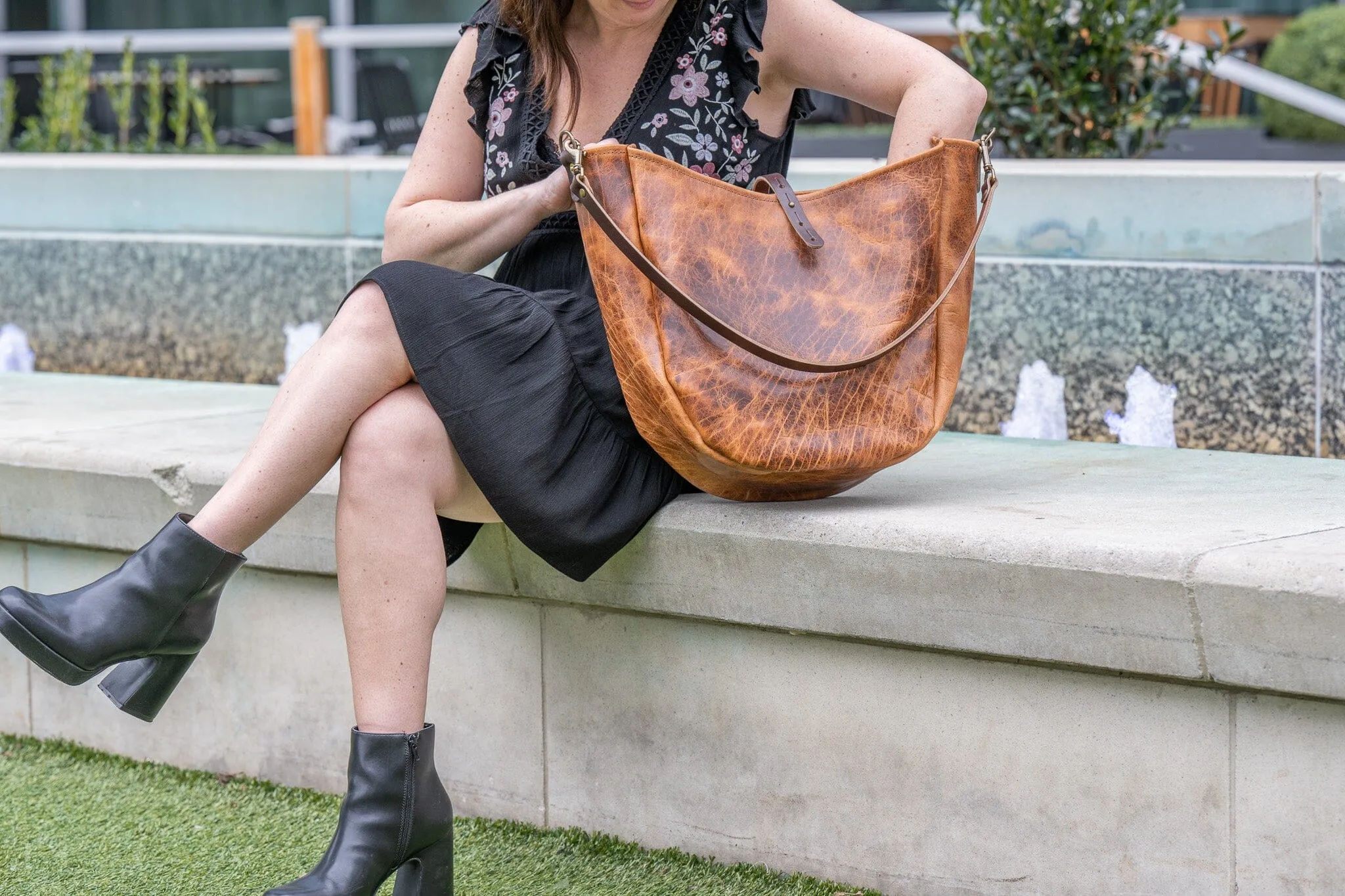CELESTE LEATHER HOBO BAG - LARGE - PEANUT BISON