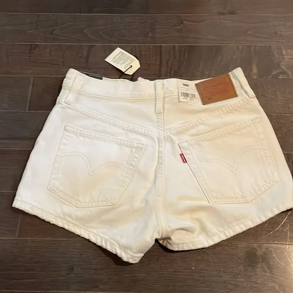 Levi 501 high rise cream shorts, distressed edge size 26 NWT