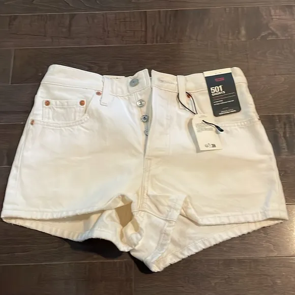 Levi 501 high rise cream shorts, distressed edge size 26 NWT