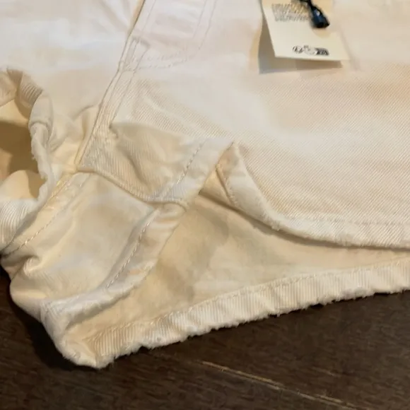 Levi 501 high rise cream shorts, distressed edge size 26 NWT