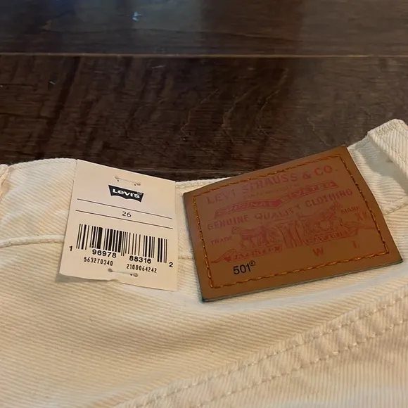 Levi 501 high rise cream shorts, distressed edge size 26 NWT
