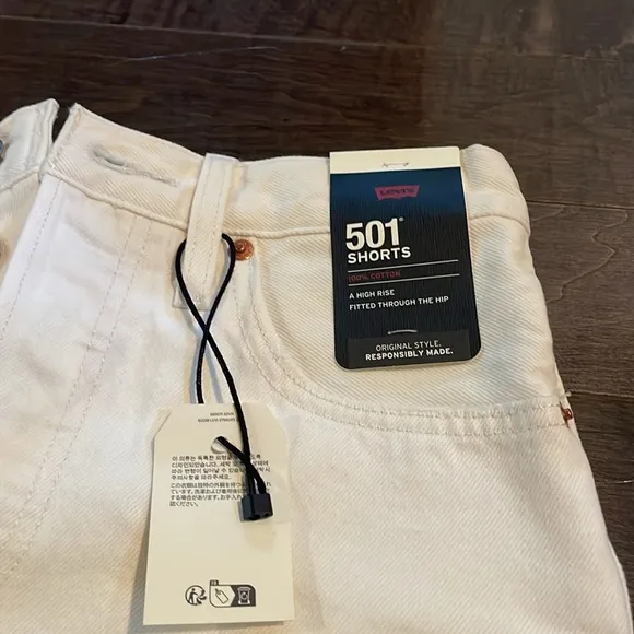 Levi 501 high rise cream shorts, distressed edge size 26 NWT