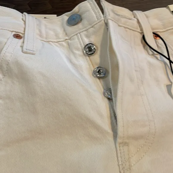 Levi 501 high rise cream shorts, distressed edge size 26 NWT