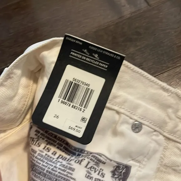 Levi 501 high rise cream shorts, distressed edge size 26 NWT