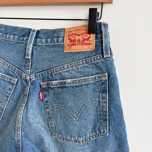 LEVI’S • 501® Mid Thigh Shorts in Well Sure • 27