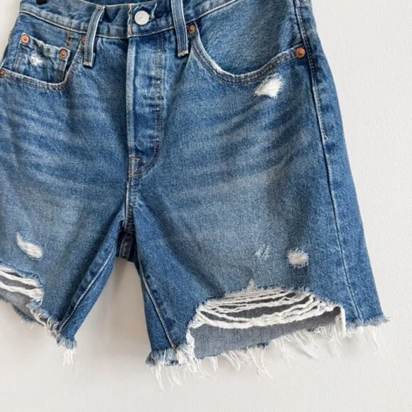 LEVI’S • 501® Mid Thigh Shorts in Well Sure • 27