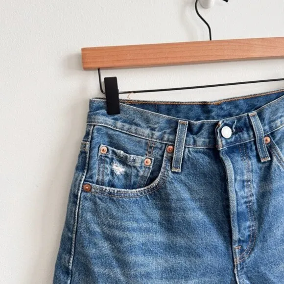 LEVI’S • 501® Mid Thigh Shorts in Well Sure • 27