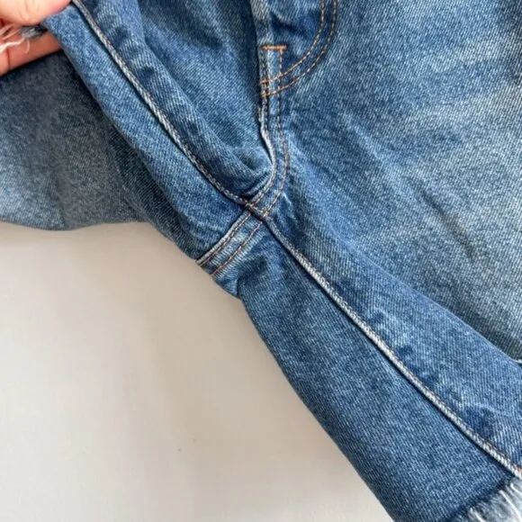 LEVI’S • 501® Mid Thigh Shorts in Well Sure • 27