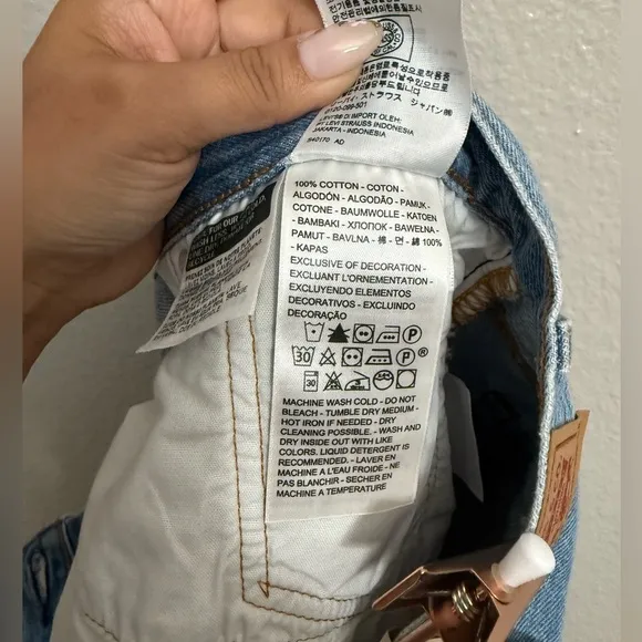 NEW Levi’s 501 High Rise Distressed Shorts