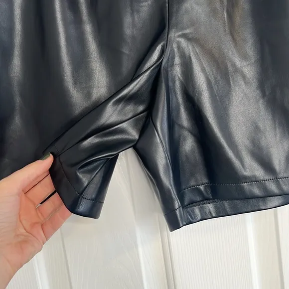 NWT Ming Wang High Waist Faux Leather Shorts black size small