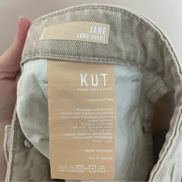 NWT New Kut from the Kloth Jane High Rise Long Cut Off Shorts in Natural Size 14