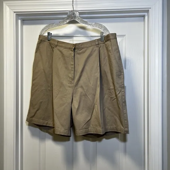 NWT Ralph Lauren women's basic Khaki size 18W slash pocket shorts w/zipper