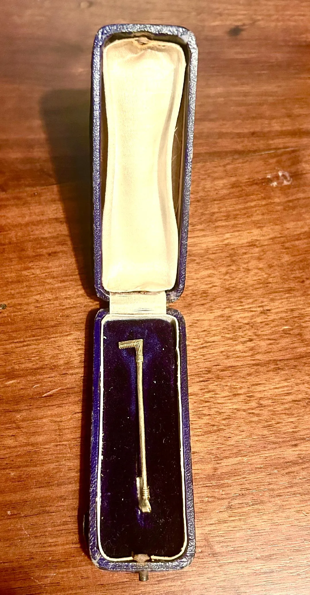 Stock Pin 14kt Yellow Gold in Hunt Whip Form