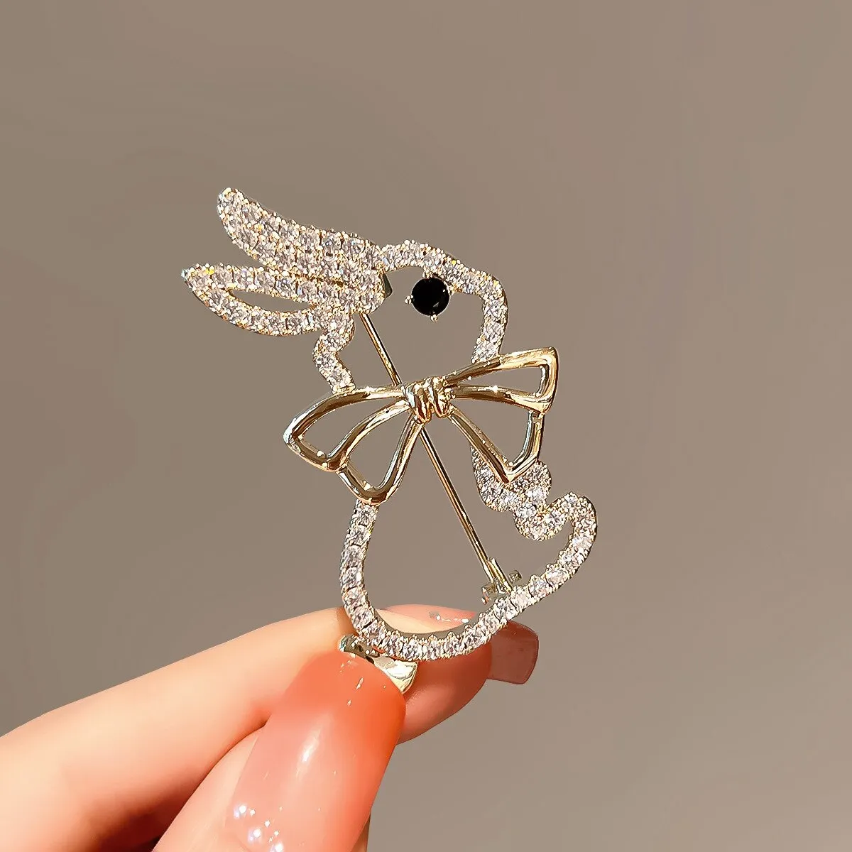 Vintage Crystal Hollow Bunny Brooches for Women Cute Bow Rhinestone Rabbit Animal Office Casual Brooch Girls Cartoon Pins Gifts