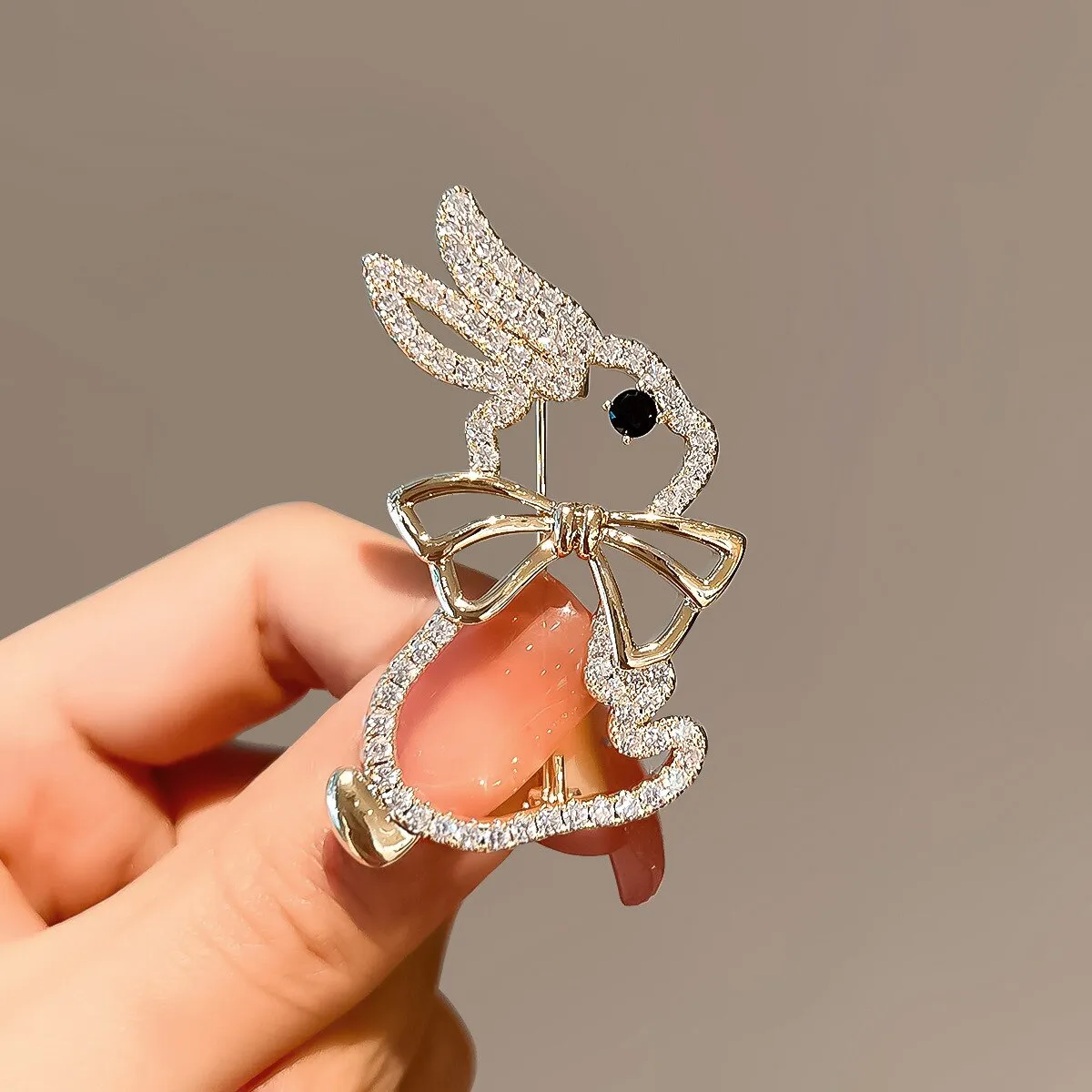 Vintage Crystal Hollow Bunny Brooches for Women Cute Bow Rhinestone Rabbit Animal Office Casual Brooch Girls Cartoon Pins Gifts
