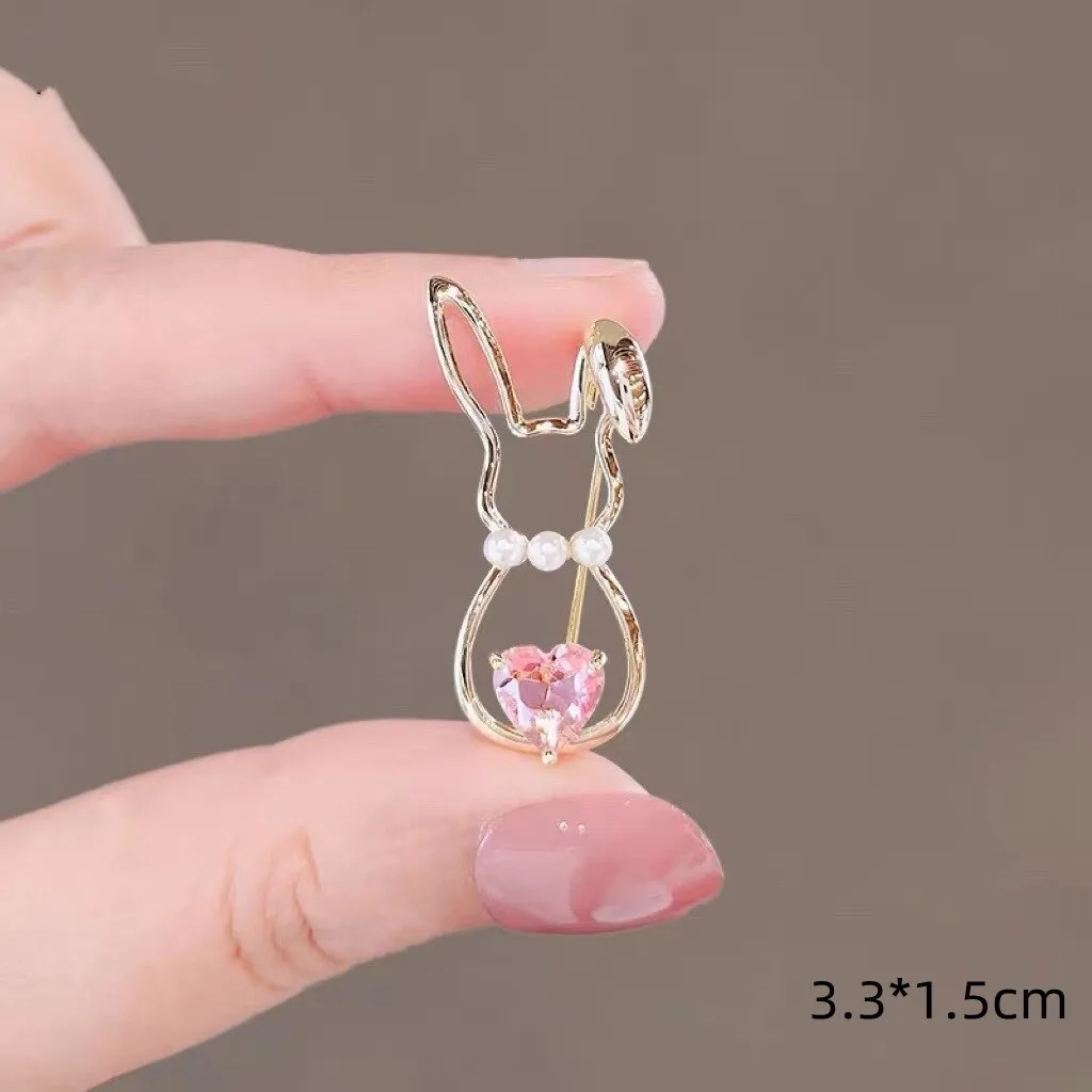 Vintage Crystal Hollow Bunny Brooches for Women Cute Bow Rhinestone Rabbit Animal Office Casual Brooch Girls Cartoon Pins Gifts