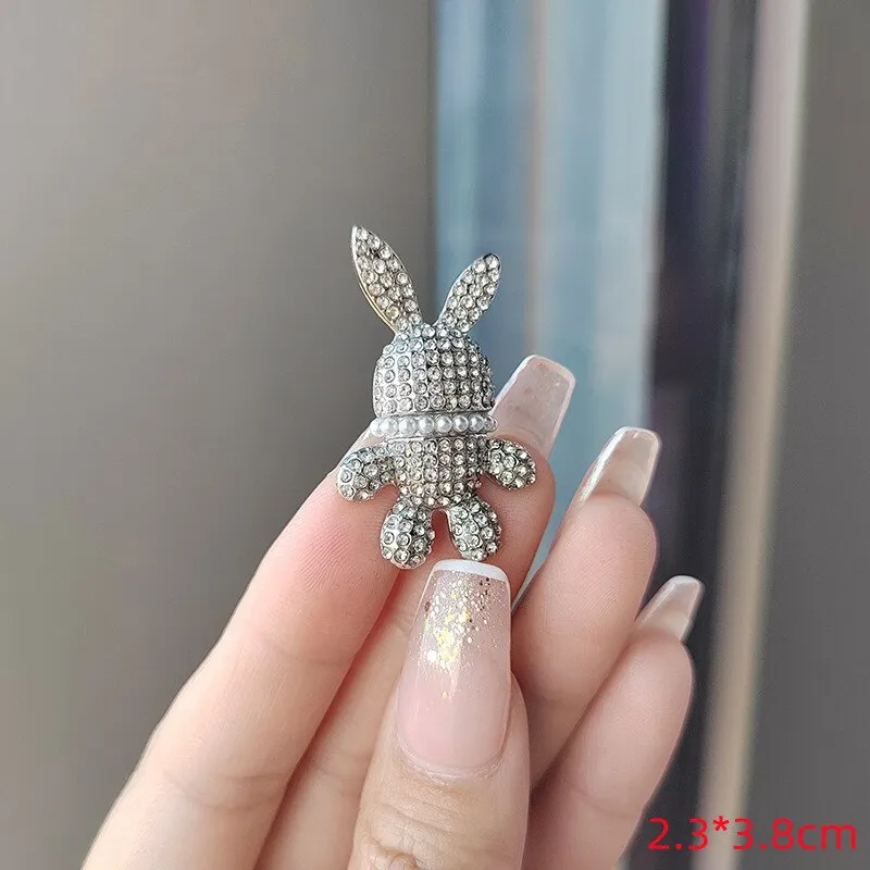 Vintage Crystal Hollow Bunny Brooches for Women Cute Bow Rhinestone Rabbit Animal Office Casual Brooch Girls Cartoon Pins Gifts