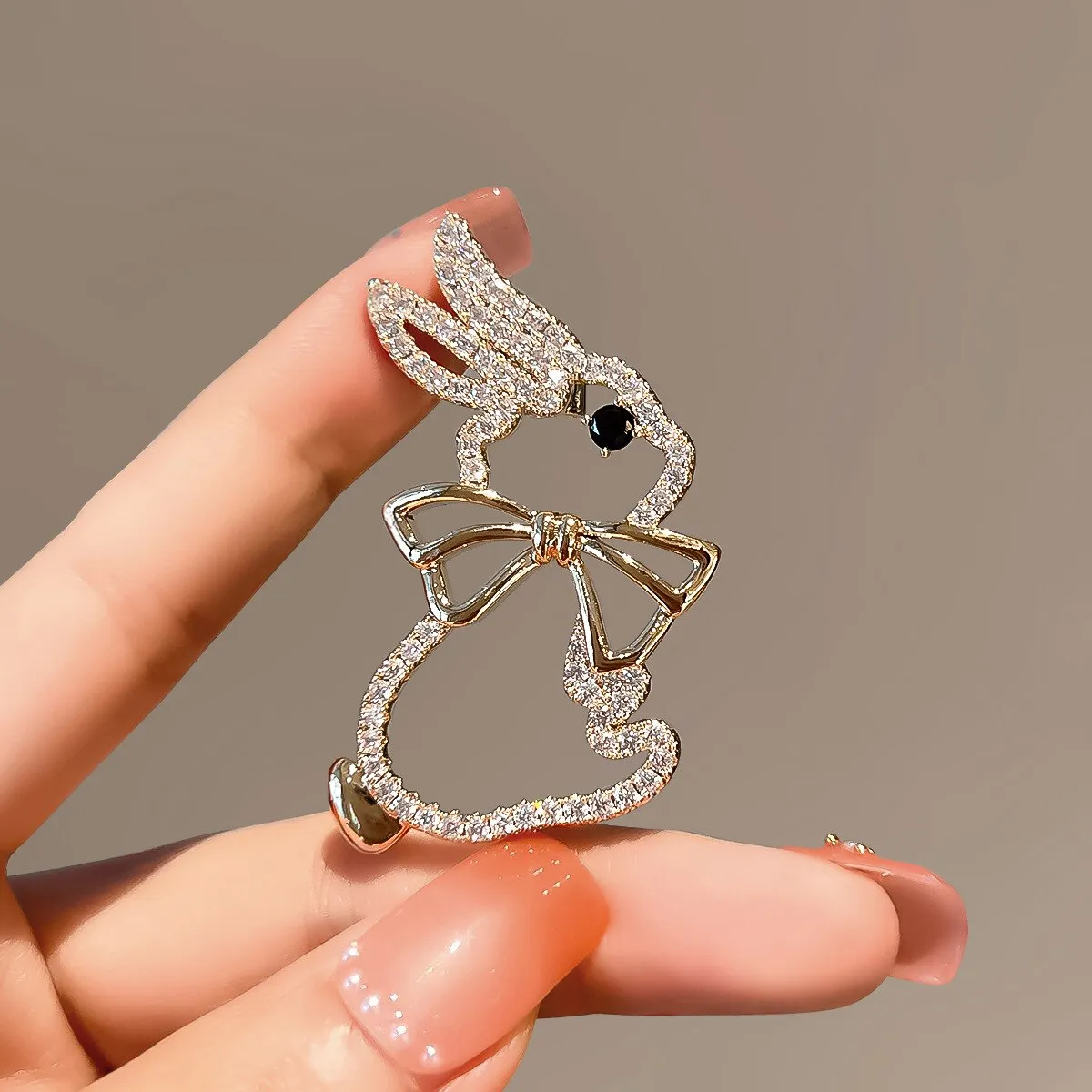 Vintage Crystal Hollow Bunny Brooches for Women Cute Bow Rhinestone Rabbit Animal Office Casual Brooch Girls Cartoon Pins Gifts
