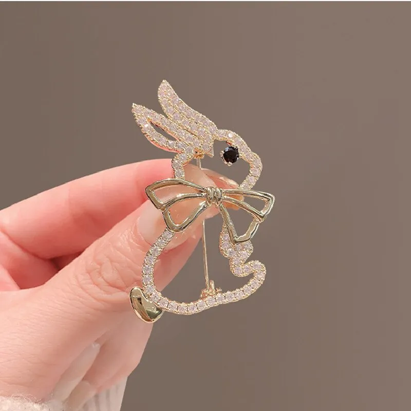 Vintage Crystal Hollow Bunny Brooches for Women Cute Bow Rhinestone Rabbit Animal Office Casual Brooch Girls Cartoon Pins Gifts
